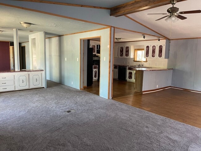 Photo - Spacious House with 3 Bedrooms and 2 Bathrooms - Great Corner Lot