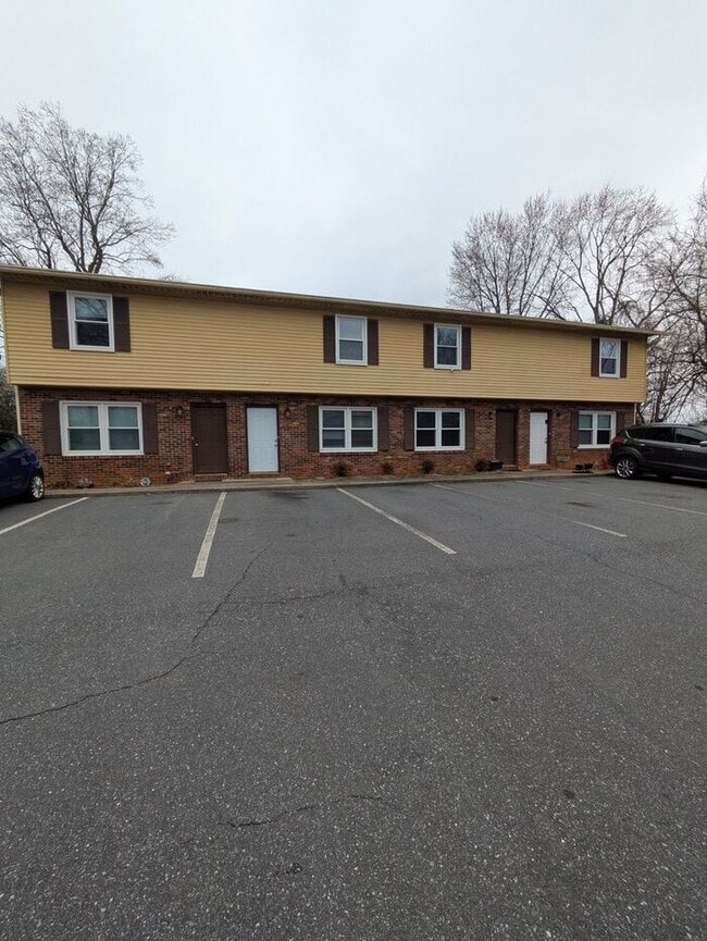 Building Photo - 2BD/1.5BA Unit in Hickory
