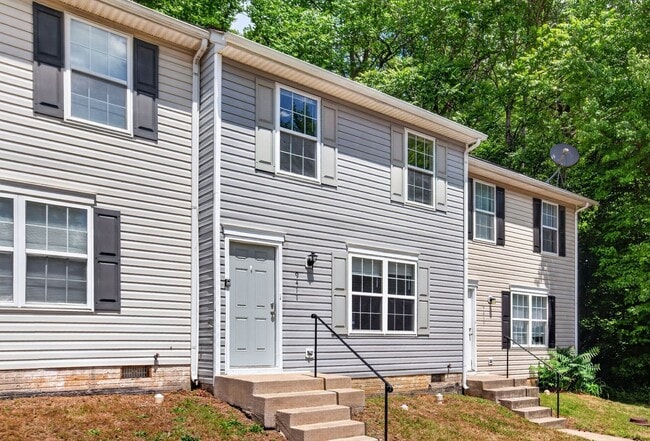 Building Photo - 3 Bedroom Townhouse King George