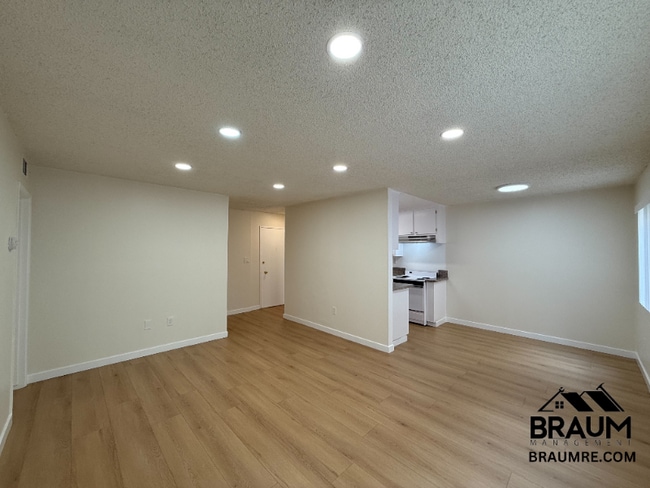 Photo - 5461 Kester Ave Unidad 105