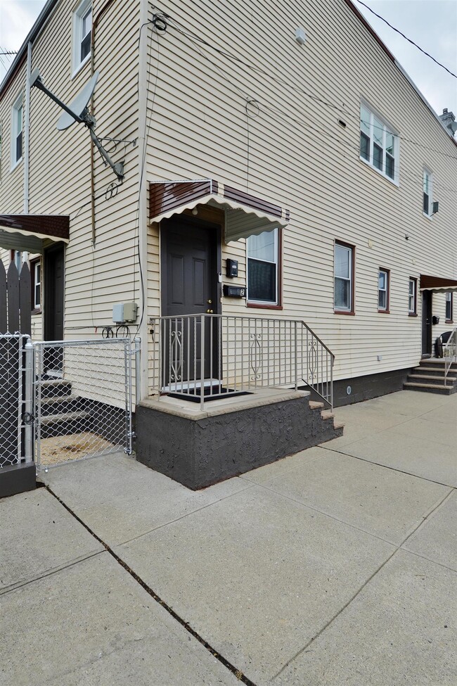 Building Photo - 92 E 21st St Rental