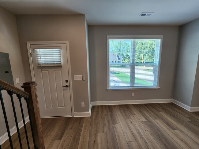 Entrada - 3918 Gloucester Dr