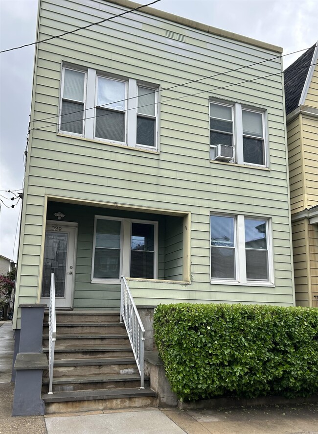Photo - 339 Danforth Ave Unidad 1 REAR Rental