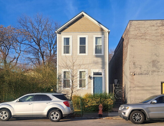 Building Photo - 925 E Madison St Unit 2