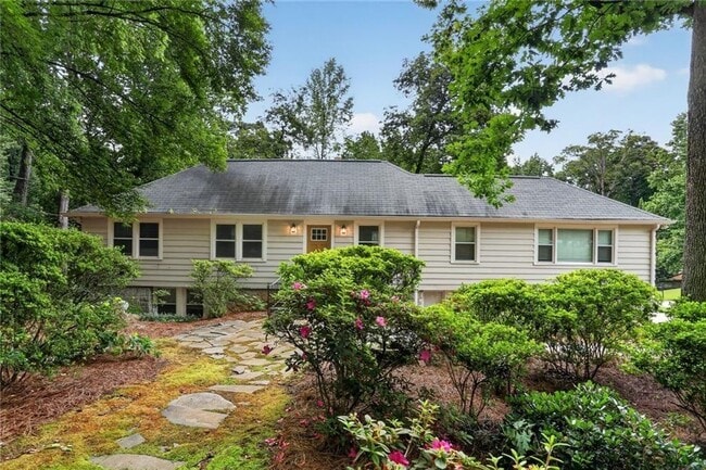 Building Photo - 1220 Roxboro Dr NE