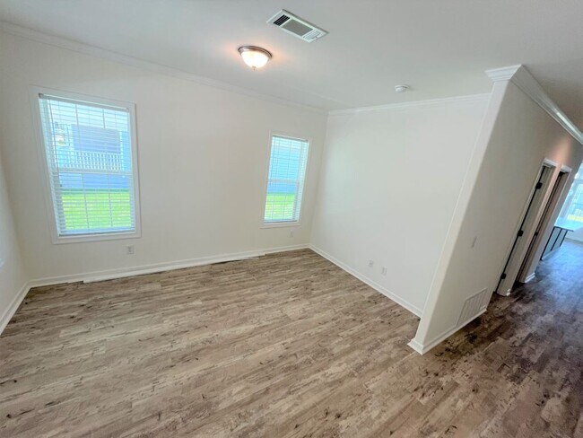 Photo - 5610 Woodford St