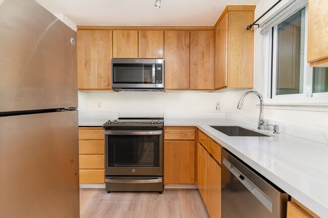 Photo - Modern 2-Bedroom Townhouse-Style Condo with Private Yard in Prime Kirkland Location