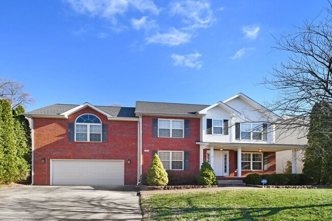 Building Photo - Pet Friendly Three Bedroom with Bonus!