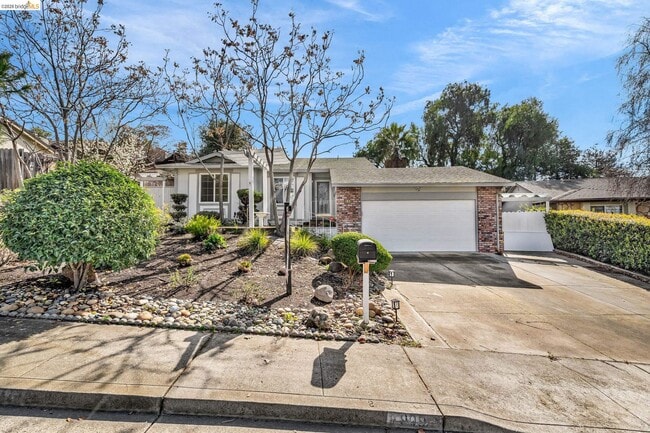 Photo - 909 Halite Way