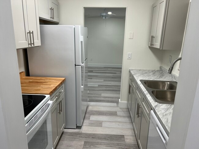 Photo - 968 Salzedo Ave