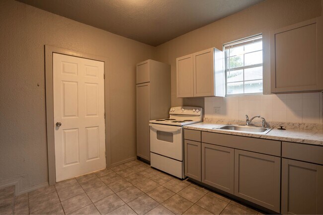 Photo - 2009 E 2nd St Unit 2011