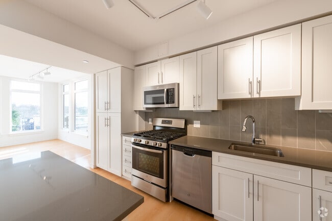 2BR, 2BA - 1,085 SQ FT