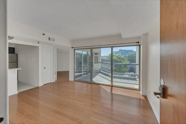 Building Photo - 900 19th Ave S Unit 706