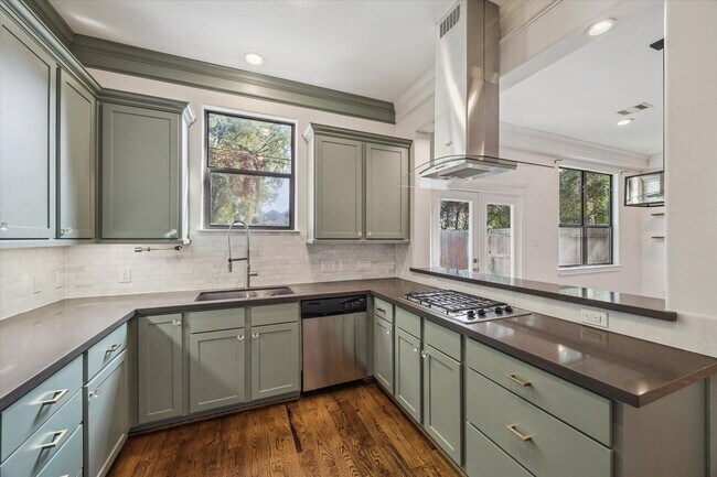 Photo - 828 W 19th St