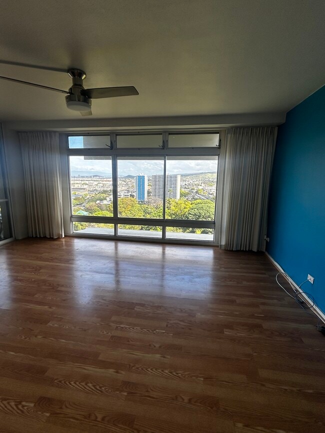 Spacious Living Room - 1515 Nuuanu Ave Condo Unit 1950