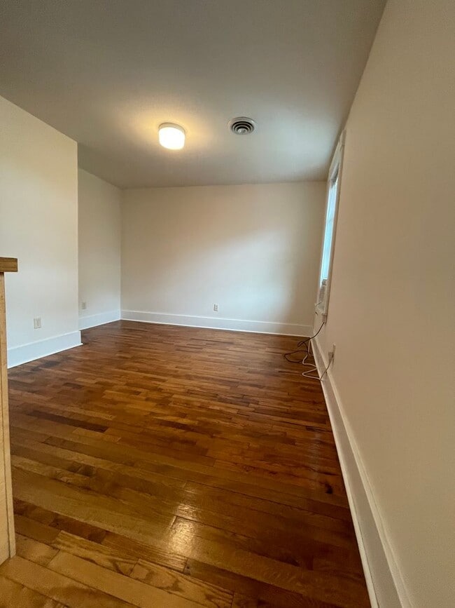 Building Photo - 2 Bedroom Apartment on the Northside Unit 6