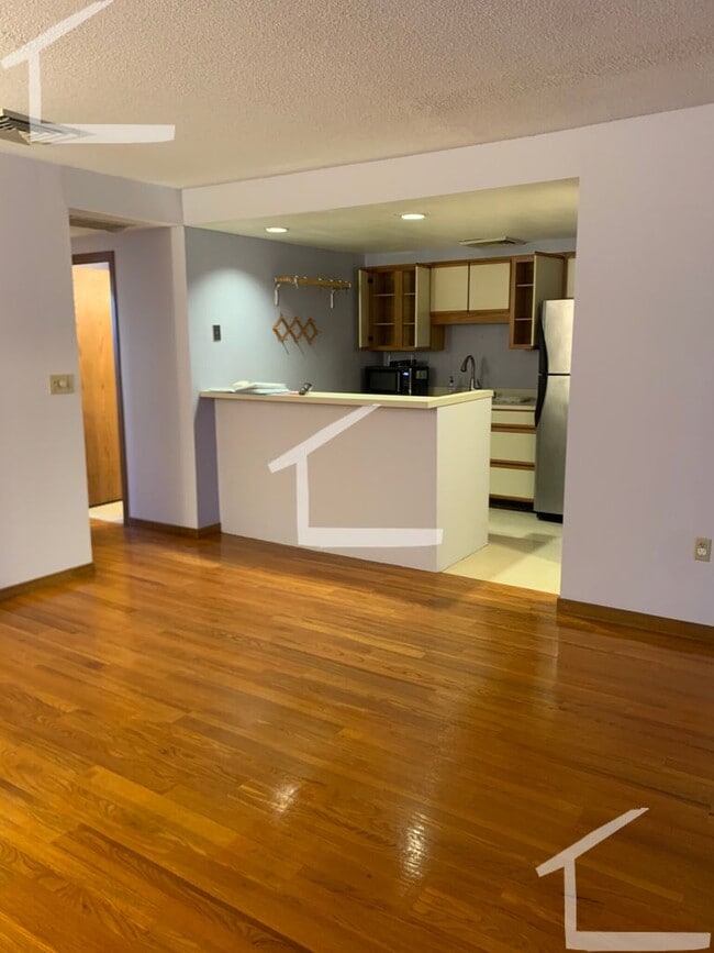Building Photo - Spacious 1 bed w In Unit Laundry near T.  ... Rental