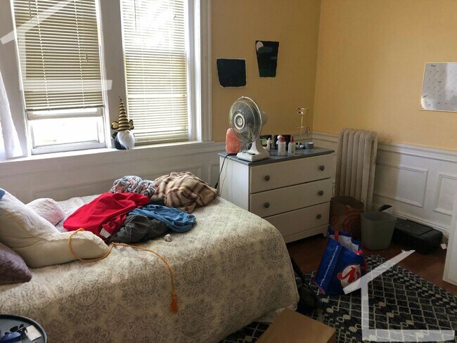 Photo - 4bed-1.5bath Egmont St. Apartment with Heat/Hot Water Included!