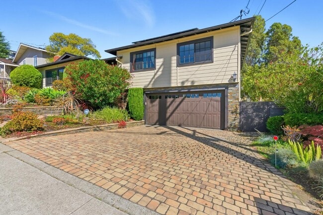 Photo - 901 Crestview Dr