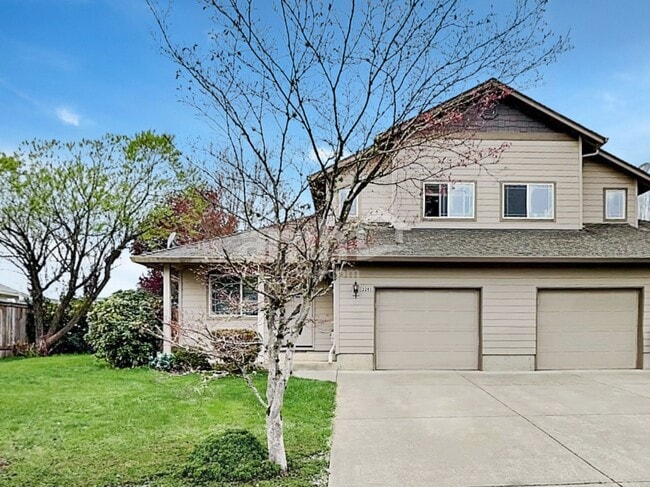 Building Photo - 2285 NW McGarey Dr