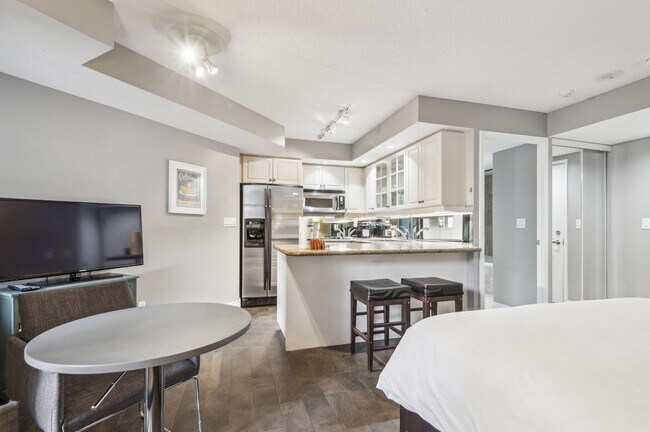 Photo - 136 Simcoe St Unit FL1-ID1031079P