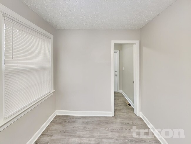 Photo - 1122 Paramount Cir