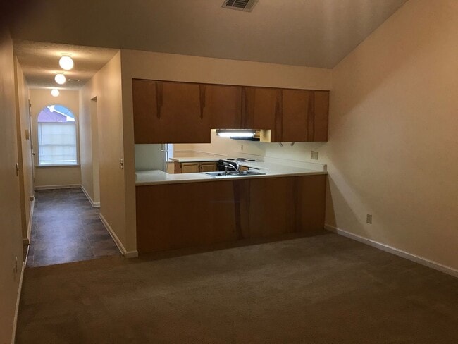 Photo - 1985 Rosie St