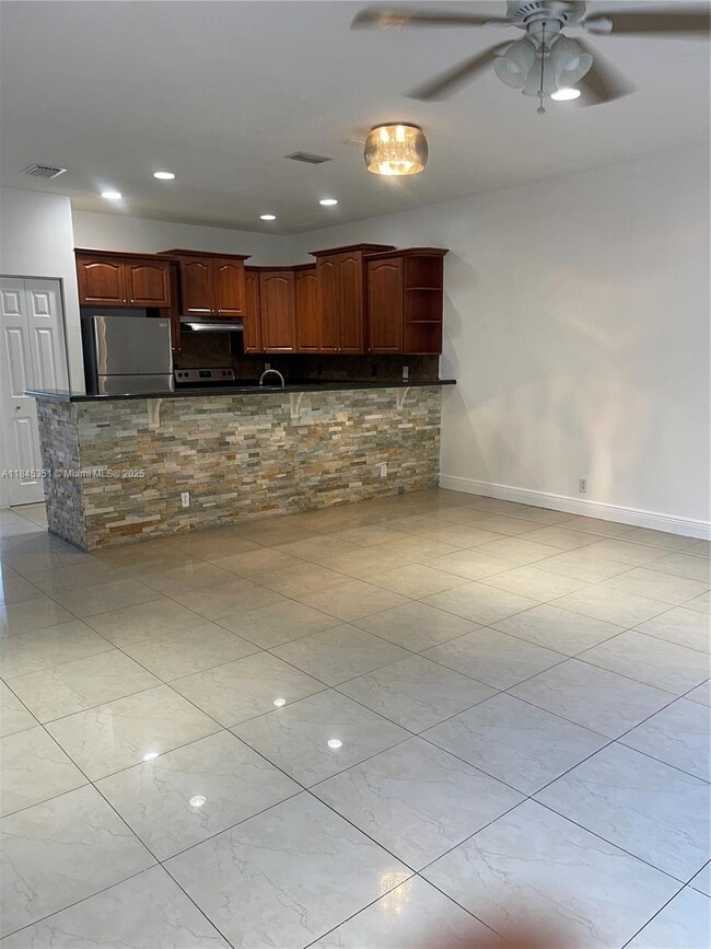 Building Photo - 5614 Pierce St Rental