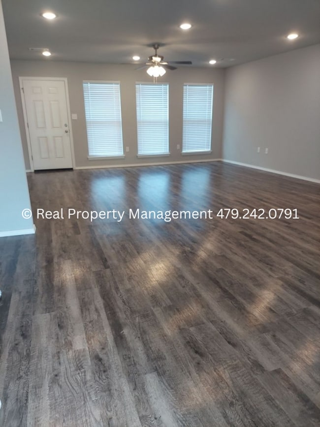 Photo - 1200 Sandstone Dr