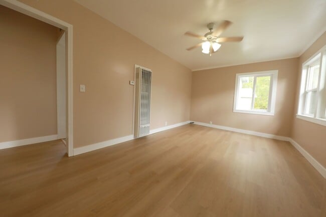 Building Photo - 2069 Holly St Unit 2069 1/2