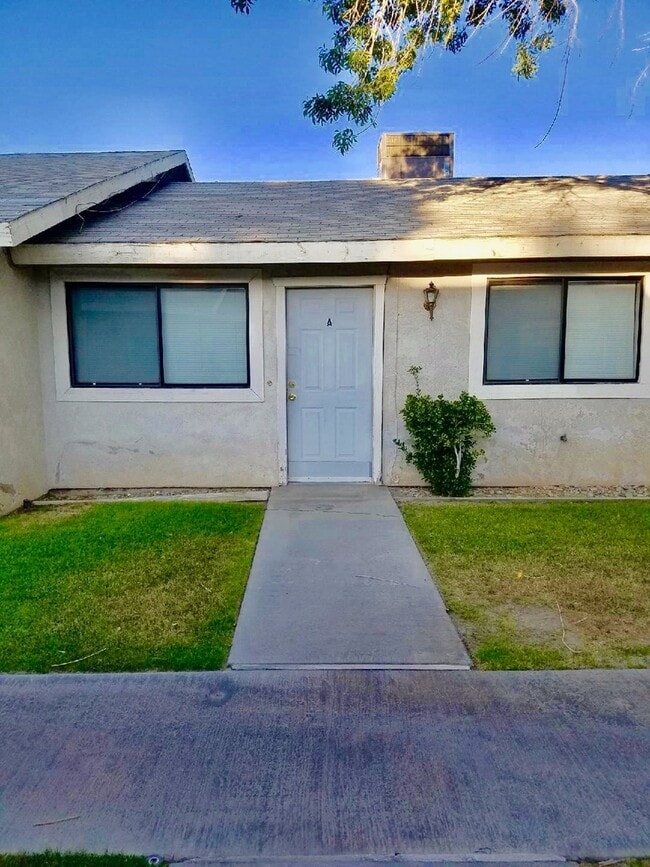 Building Photo - 1 BEDROOM 1 BATH TRIPLEX