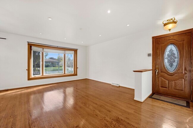 Photo - 9410 Lawler Ave Casa