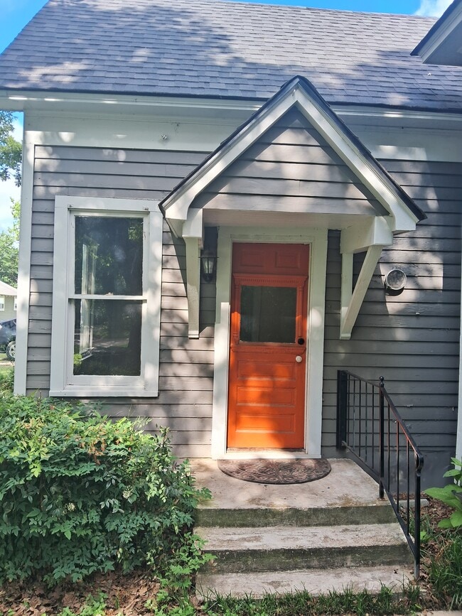 Building Photo - 704 S Anglin St Unit Private Guest House