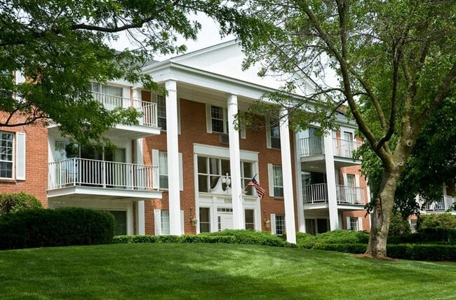 Photo - Versailles on the Lakes Schaumburg