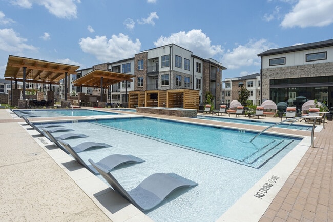 Building Photo - Lenox Grand West