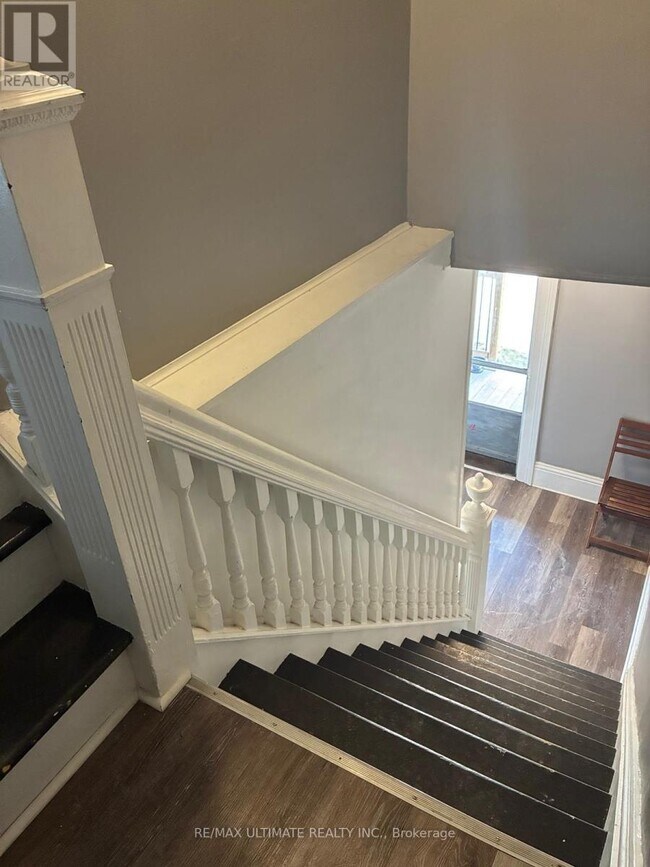 Photo - 282 Brant Ave