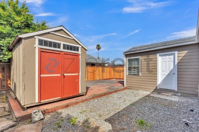 Photo - 541 4th Ave