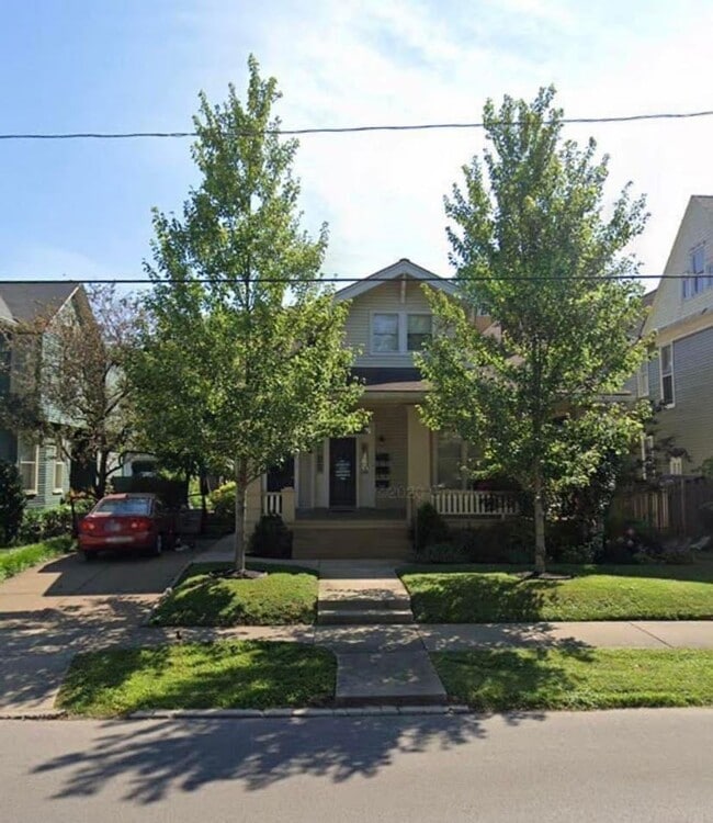 Building Photo - 720 SE Riverside Dr Unit C Rental