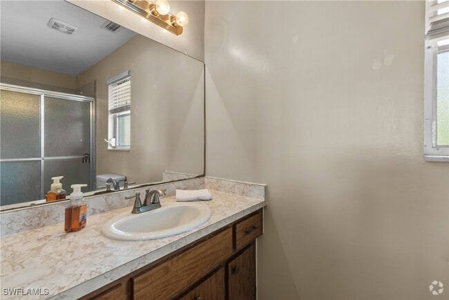 Building Photo - 1504 SE 17th St Rental