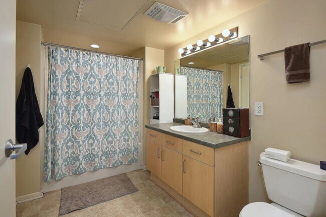 Photo - 1924 N Hubbard St Unidad 413