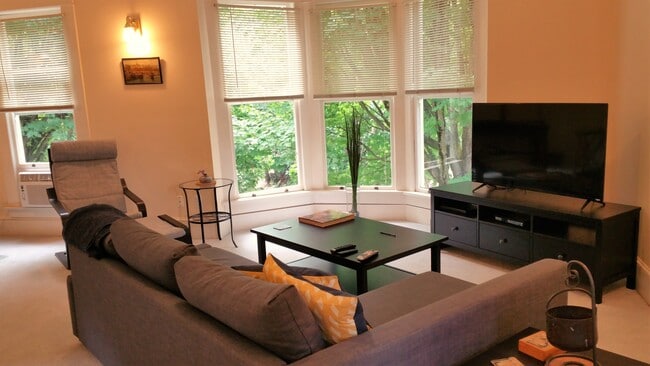 living area facing Southth - 131 SW Hooker St Unidad 131