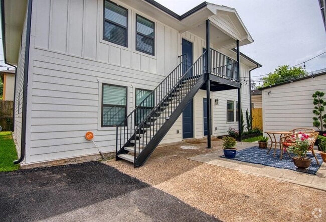 Building Photo - 2212 Rosewood St Rental