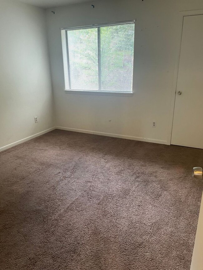 Building Photo - Two Bedroom, Two Bathroom Florida Rd Apt with Convenient Location! Unit 32