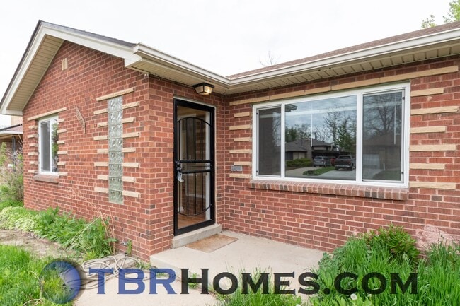 Photo - 2052 Jamaica St