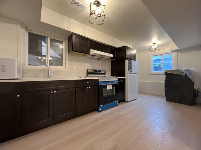 Photo - 6135 Commercial St Unité B