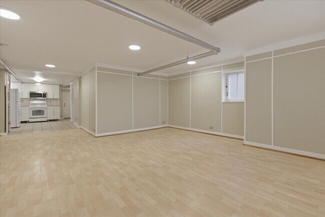 Photo - 6645 N Greenview Ave