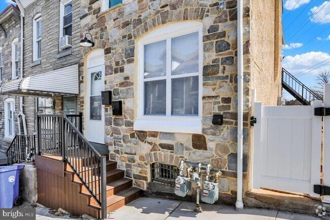 Building Photo - 553 Wunder St Rental