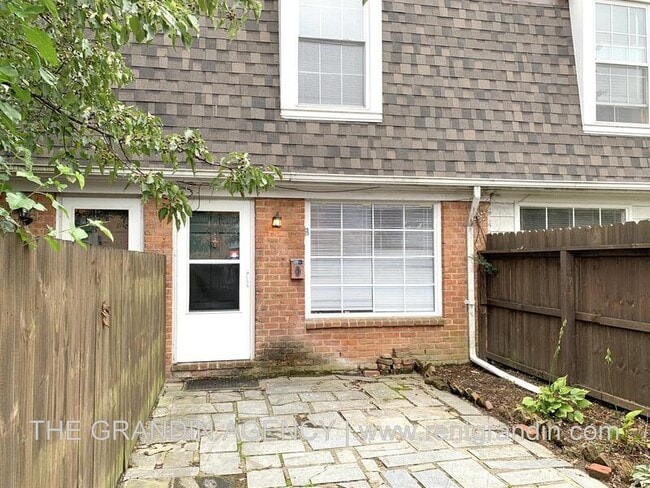 Photo - 2008 Sherwood Ave SW