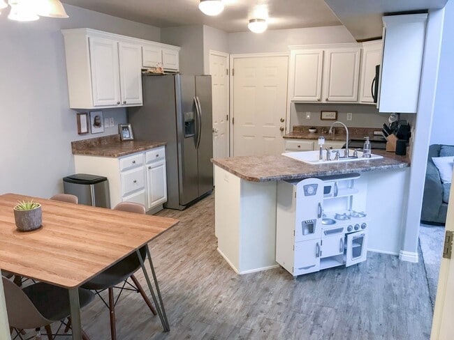 Photo - 3 bedroom, 2 bath townhome, end unit, great location!