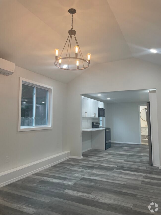Building Photo - 131 Davis Ave Unit 1 Rental